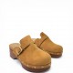 Suede clogs με Τρούκς Κάμελ