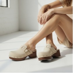 Suede clogs με Τρούκς Μπέζ