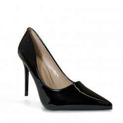 Black pointed pumps