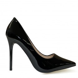 Black pointed pumps