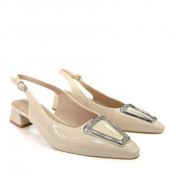 Patent leather slingback pumps in Beige
