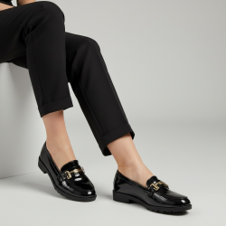 Γυναικεία Μοκασίνια Λουστρίνι Μαύρα με Χρυσή Αγκράφα