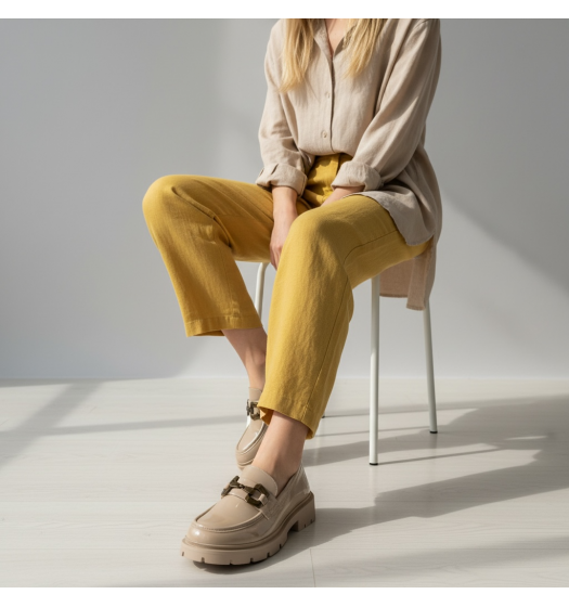 Γυναικεία Loafers από Λουστρίνι με Διακοσμητική Bronze Αγκράφα-Μπέζ