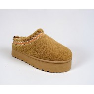 Fuzzy slippers with fleece lining Camel
