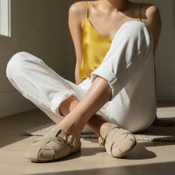 Γυναικεία Suede Mules με Πλέξη & Χρυσή Αγκράφα - Μπέζ