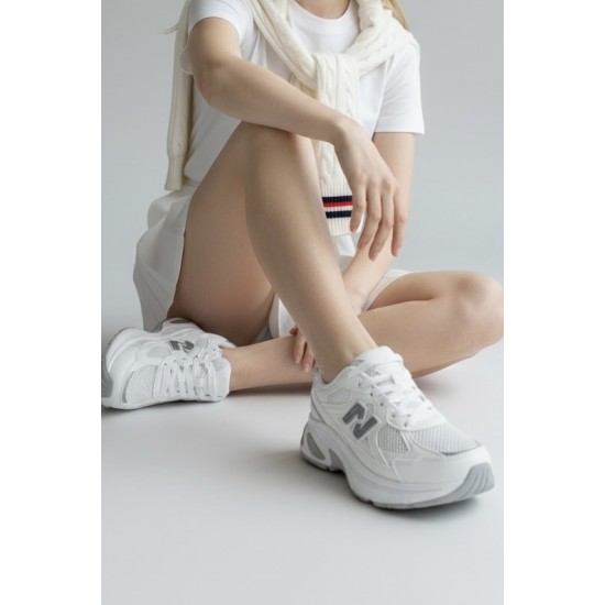 Γυναικέια Sneakers σε Λευκό με Ασημί Λεπτομέρειες