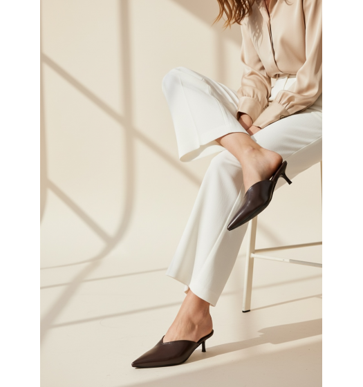 Δερμάτινα Mule με Μυτερή Μύτη και Kitten Heel - Καφέ