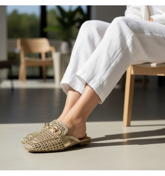 Γυναικεία Mules με Πλέξη και Μεταλλική Αγκράφα - Χρυσό