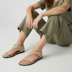 Γυναικεία Flat Σανδάλια Suede με Χρυσή Αγκράφα-Μπέζ