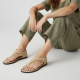 Γυναικεία Flat Σανδάλια Suede με Χρυσή Αγκράφα-Μπέζ