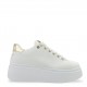 Sneakers δίσολα με διακοσμητικό από strass 