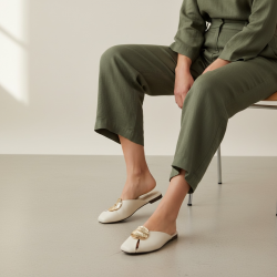 Γυναικεία Mules με Golden Ornament - Λευκό