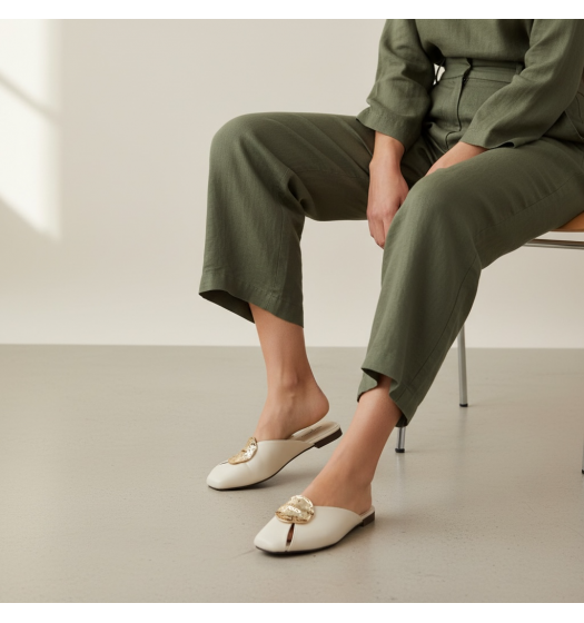 Γυναικεία Mules με Golden Ornament - Λευκό