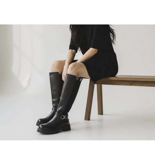 Μαύρη Ψηλή Μπότα  με Τρακτερωτή Σόλα & Χρυσή Πόρπη