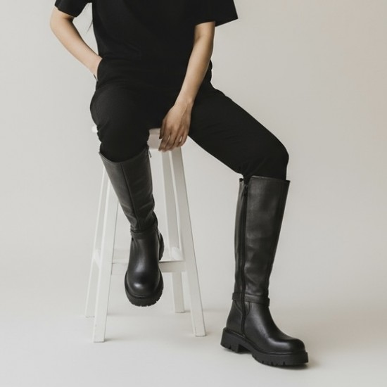 Μαύρη Ψηλή Μπότα  με Τρακτερωτή Σόλα & Χρυσή Πόρπη