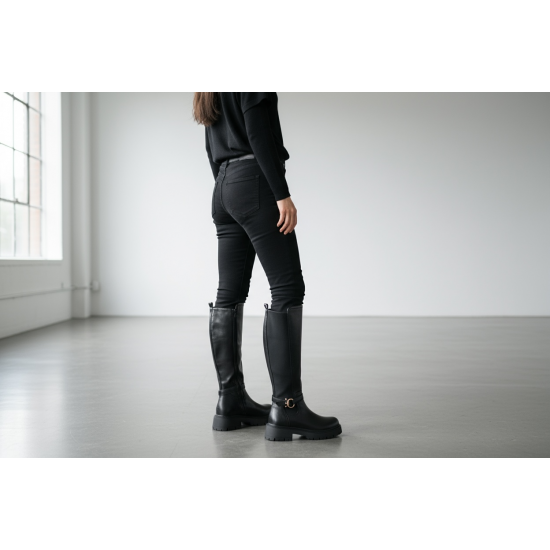 Μαύρη Ψηλή Μπότα  με Τρακτερωτή Σόλα & Χρυσή Πόρπη