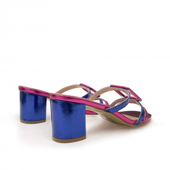 Mules with asymmetrical details in Fuchsia