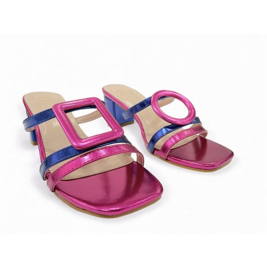 Mules with asymmetrical details in Fuchsia