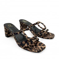 Mules with asymmetrical details in Leopard animal print
