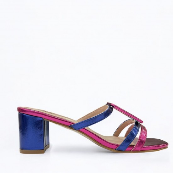 Mules with asymmetrical details in Fuchsia