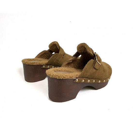 Studded clogs with fur lining Camel