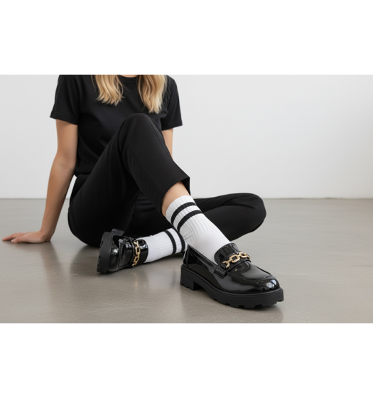 Γυναικεία Loafers Λουστρίνι με Chunky Σόλα και Χρυσή Αλυσίδα - Μαύρο