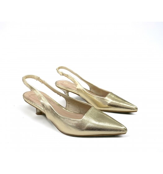 Pointed Slingback pumps in Gold